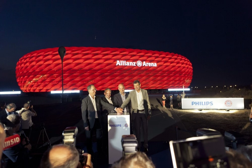  — © 1.Jürgen Muth Geschäftsführer Allianz Arena, 2.Roger Kraner Geschäftsführer Philips Lighting DACH,3.Thomas Schönen Leiter Marke, Kommunikation und Digital Philips DACH, 4.Andreas Jung Vorstandsmitglied FC Bayern München AG