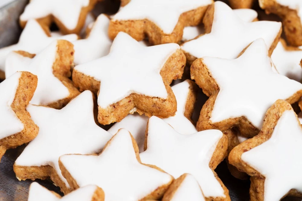  — © nahaufnahme vieler zimtsterne für weihnachten