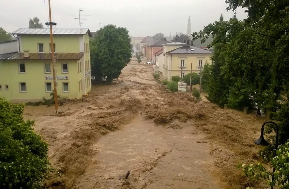 Hochwasser, Niederbayern, Simbach, Jahrtausendflut — © Wassermassen wälzen sich durch den Ort Simbach. Foto: Walter Geiring
