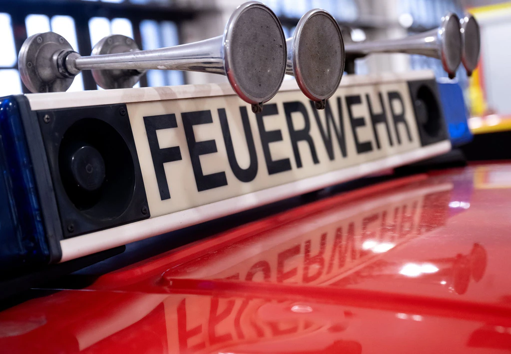 Die Feuerwehrleute mussten den Parkautomaten aufbrechen, um das Mädchen zu befreien. (Symbolbild) — © Sven Hoppe/dpa