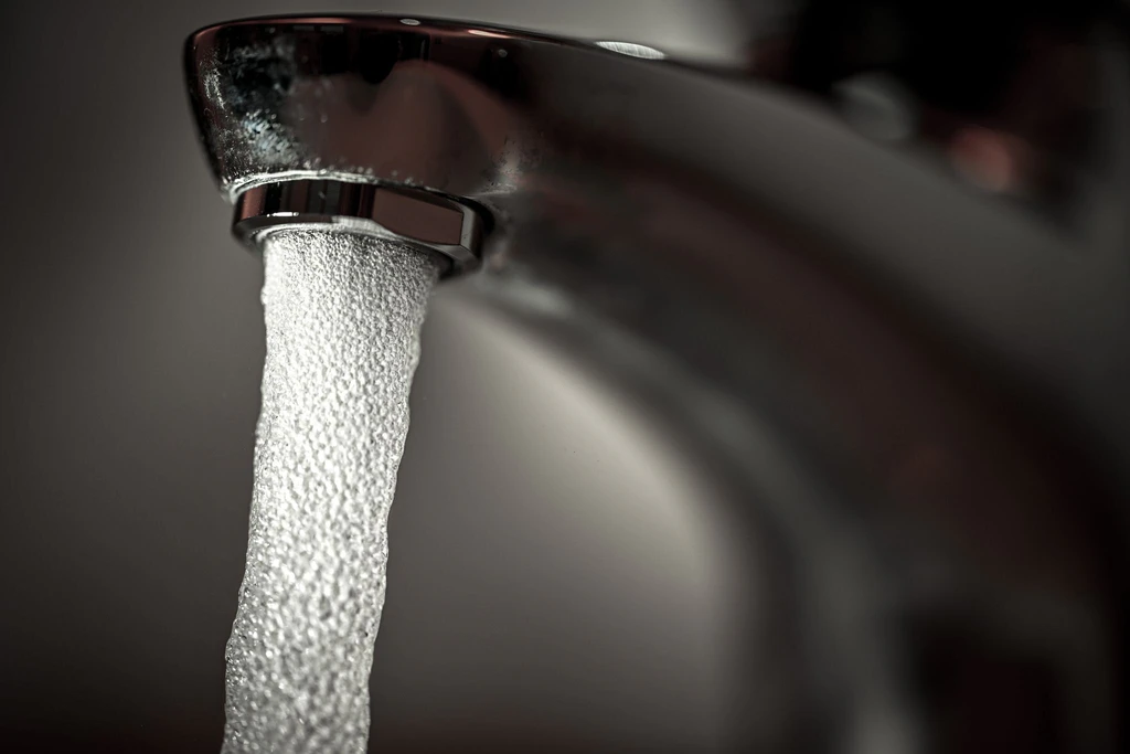 Das Wasser in Walpertskirchen muss vor dem Trinken sowie Zubereiten und Waschen von Lebensmitteln abgekocht werden. (Symbolbild) — © Felix Kästle/dpa
