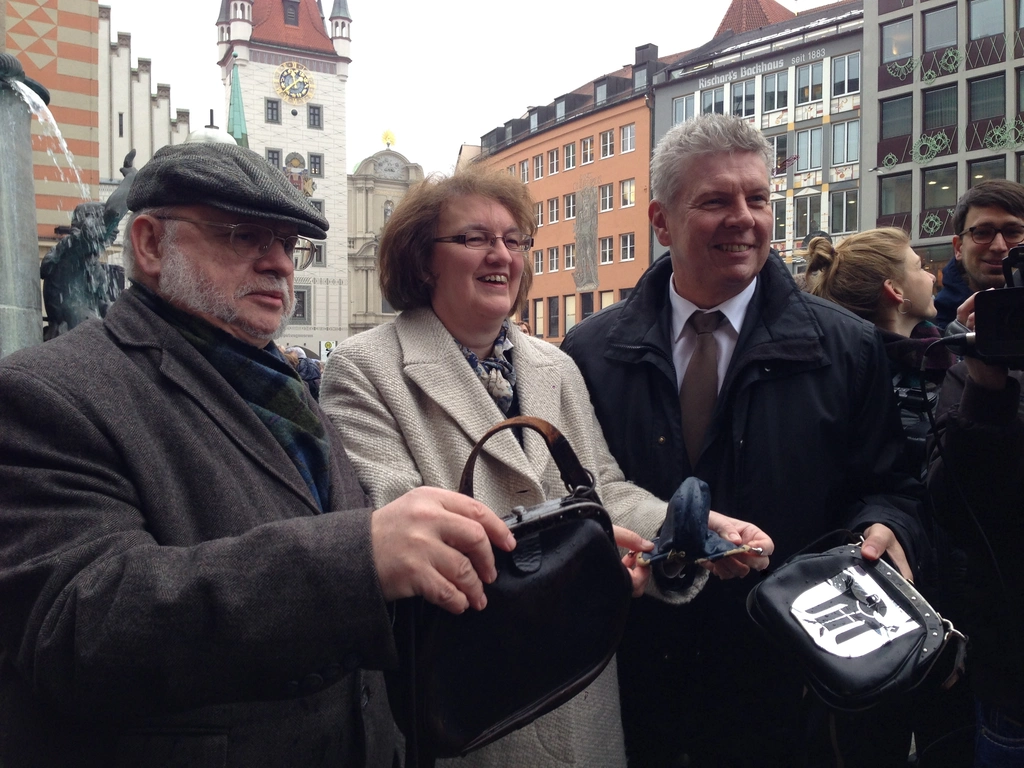  — © Stadtkämmerer Dr. Ernst Wolowicz, Bürgermeisterin Christine Strobl und OB Dieter Reiter (v.l.n.r) nach dem traditionellen Geldbeutelwaschen am Fischbrunnen.