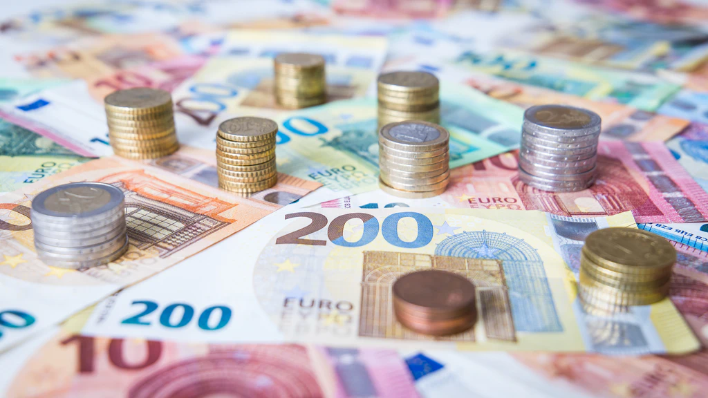 Geld Sparen Gehalt Euro — © Bildnachweis: Photofex / IStock