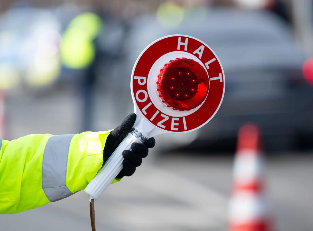 Die Polizei kontrolliert auf der A3 ein Auto. (Symbolbild) — © Sven Hoppe/dpa