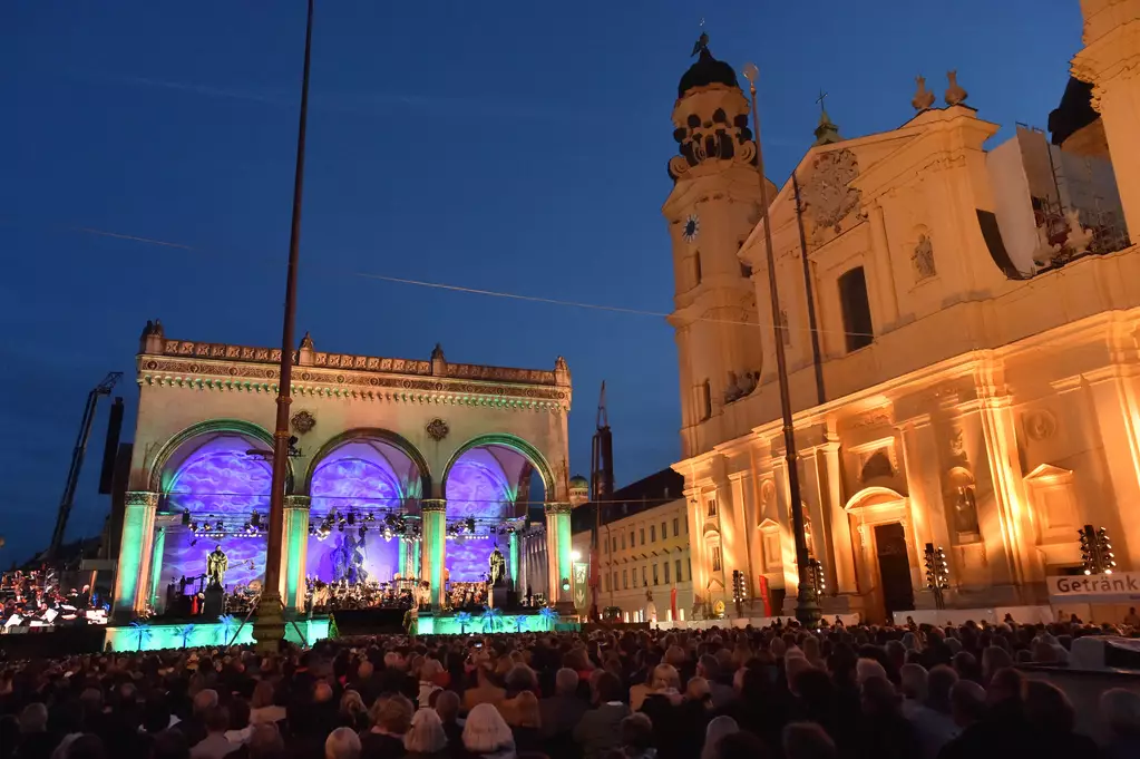 Klassik am Odeonsplatz — © Klassik am Odeonsplatz, Samstag mit Dirigent Manfred Honeck und Percussion Martin Grubinger und dem Symphonieorchester des Bayerischen Rundfunks, Odeonsplatz München am 15.07.2017
Foto: BrauerPhotos / G.Nitschke