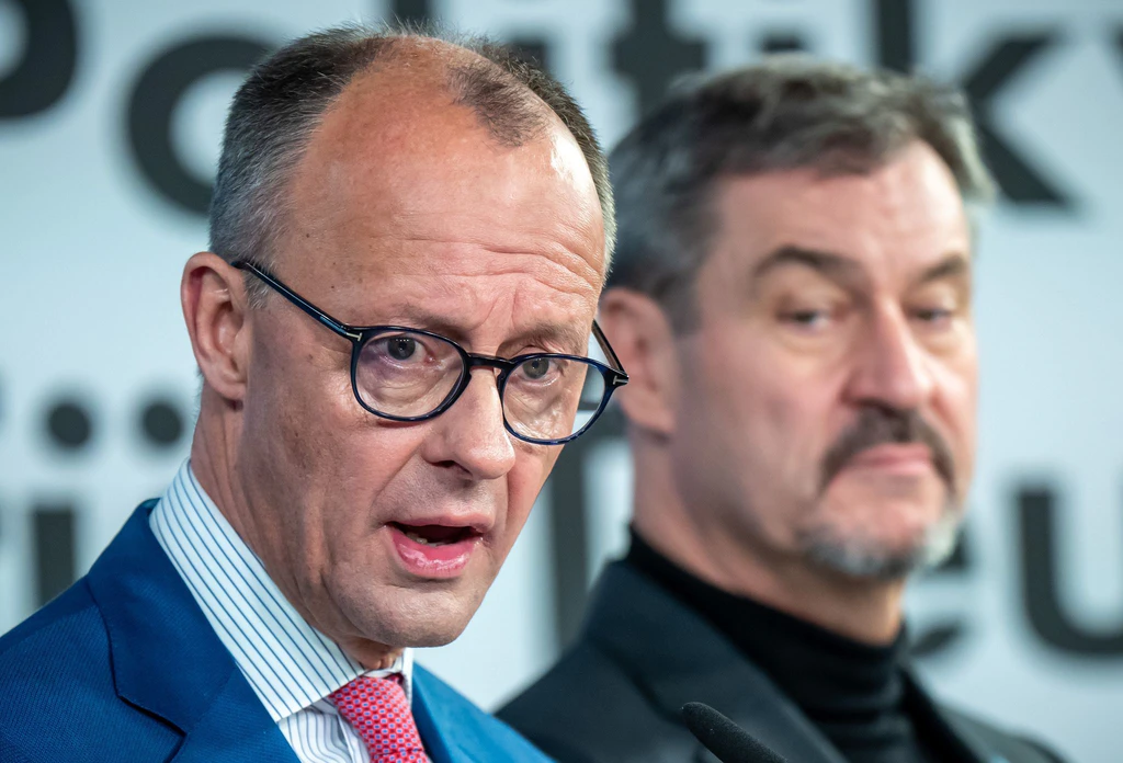Friedrich Merz und Markus Söder (rechts) sind bisher nicht unbedingt als Freunde bekannt. (Archivbild) — © Michael Kappeler/dpa