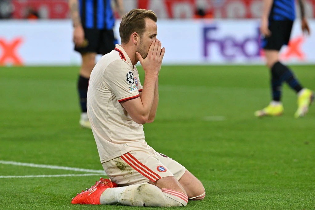 Harry Kane sinkt nach seiner vergebenen Großchance auf die Knie und schlägt enttäuscht die Hände vors Gesicht.  — © Peter Kneffel/dpa