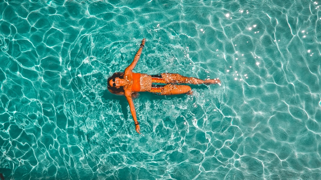 Freibad, Pool, Schwimmen, Sommer, Wasser — © Photo by Drew Dau on Unsplash
