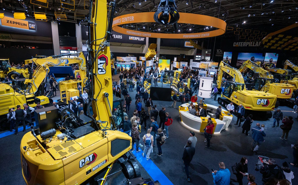 Der Ausstellungsraum von Caterpillar auf der Bauma 2025. — © Leonie Asendorpf/dpa