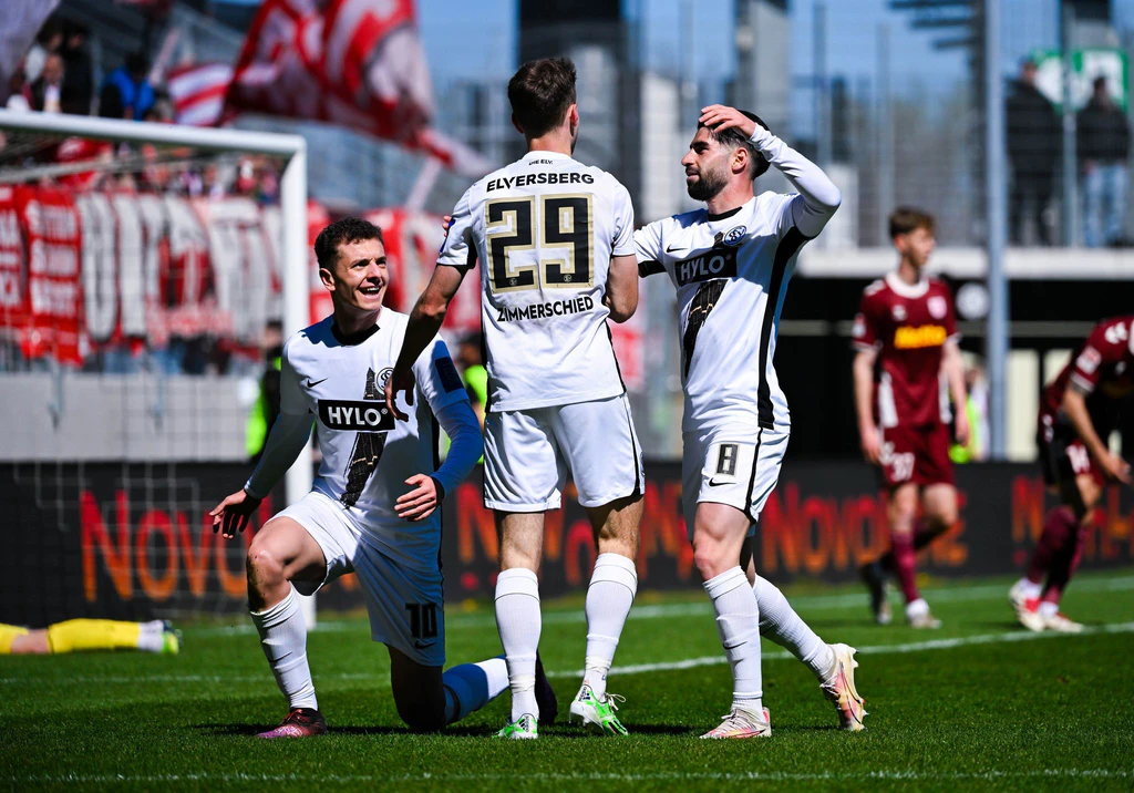Die SV Elversberg mischt nach einem klaren Sieg gegen Jahn Regensburg weiter im Aufstiegskampf der 2. Bundesliga mit. — © Silas Schueller/Defodi Images/dpa
