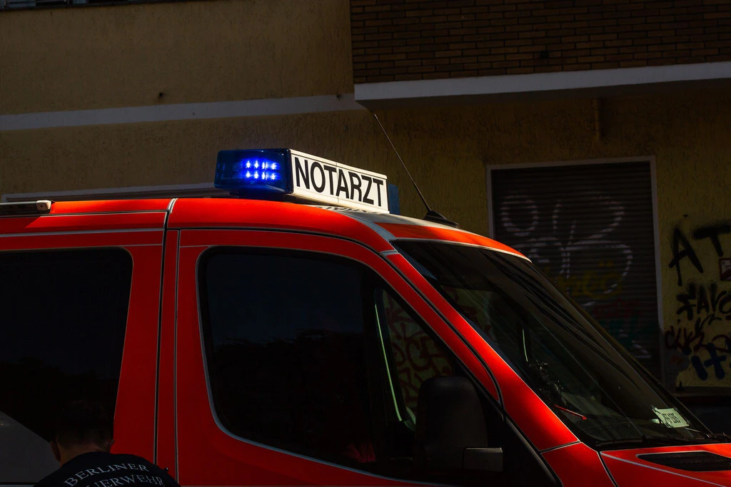 Ein Notarzt hat den Rettungswagen auf dem Weg ins Krankenhaus begleitet. (Symbolbild) — © Fernando Gutierrez-Juarez/dpa