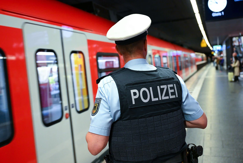 In Zügen der Deutschen Bahn ist die Mitnahme von Waffen schon verboten - und kann zum Rauswurf führen. (Symbolbild) — © Sven Hoppe/dpa