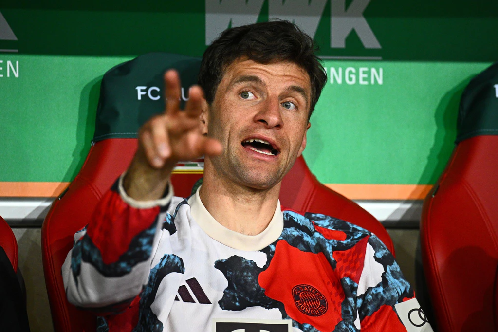 Thomas Müllers Bayern-Gegenwart: Auch in Augsburg saß er erstmal wieder auf der Bank. — © Tom Weller/dpa