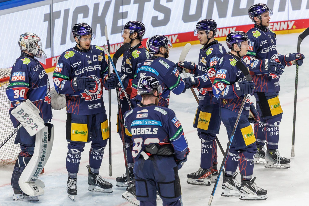 Die Eisbären Berlin gelingt in Mannheim die 2:0-Führung in der Halbfinal-Serie. — © Andreas Gora/dpa