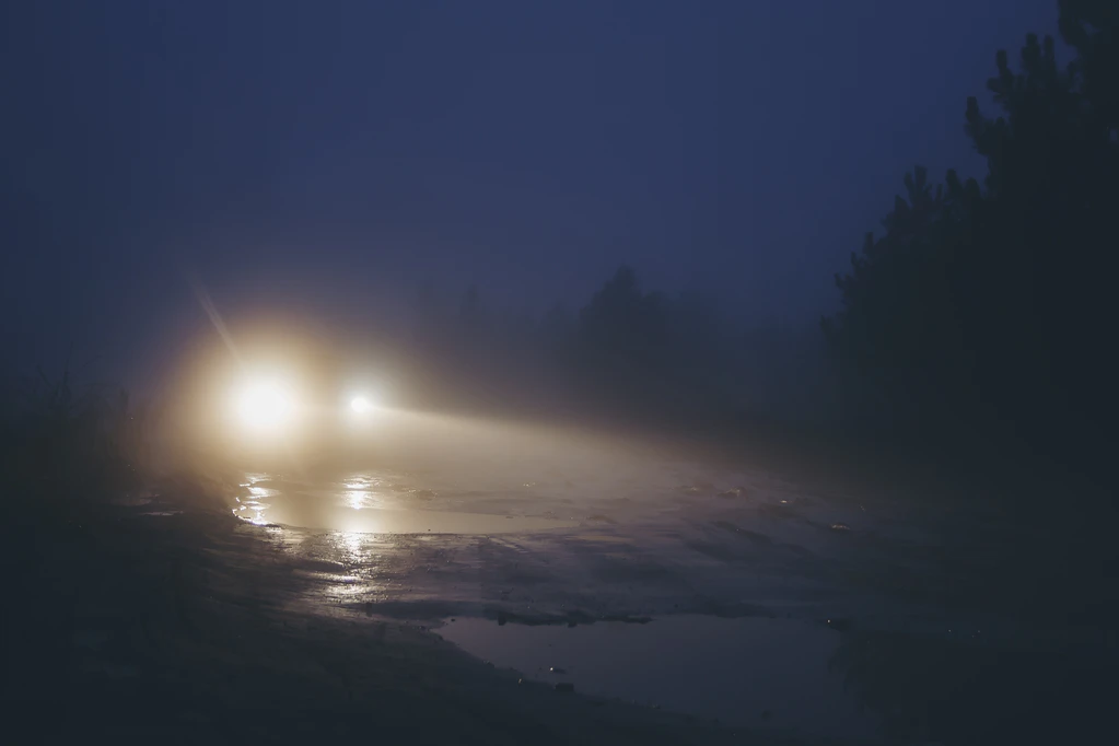 Nebelscheinwerfer Nebelschlussleuchte Auto Nebel fahren dunkel — © kurmyshov / iStock