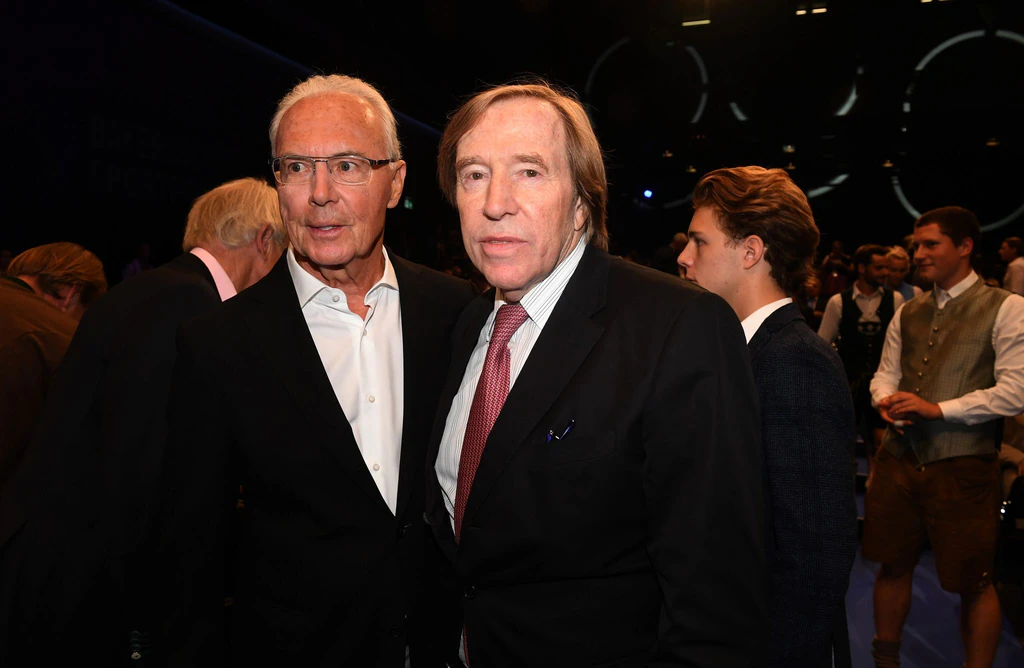 Franz Beckenbauer (l) erkundigte sich bei Günter Netzer über Nahtod-Erfahrungen. — © Felix Hörhager/dpa