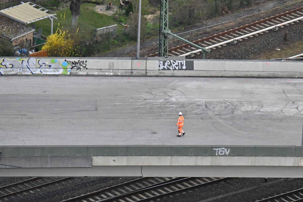 Keine Autos, keine S-Bahn - dafür Bauarbeiter: die gesperrte Ringbahnbrücke im Berliner Westen. — © Sebastian Gollnow/dpa