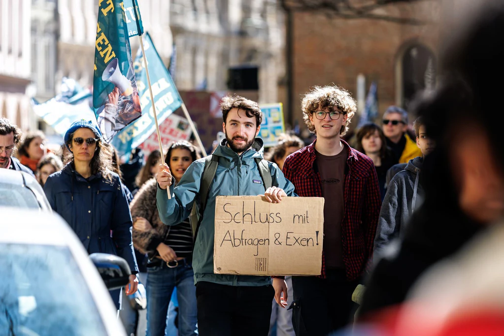 «Schluss mit Abfragen und Exen!» - das fordern die Schülerinnen und Schüler.  — © Matthias Balk/dpa