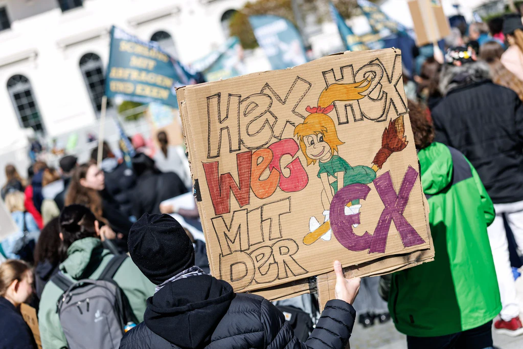 Mit «Hex hex, weg mit der Ex» stand auf einem Plakat.  — © Matthias Balk/dpa