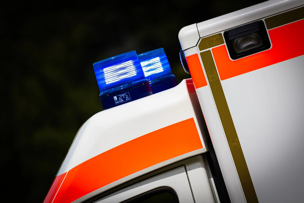 Nach zwei aufeinanderfolgenden Unfällen sind drei Menschen verletzt worden. (Symbolbild) — © Moritz Frankenberg/dpa