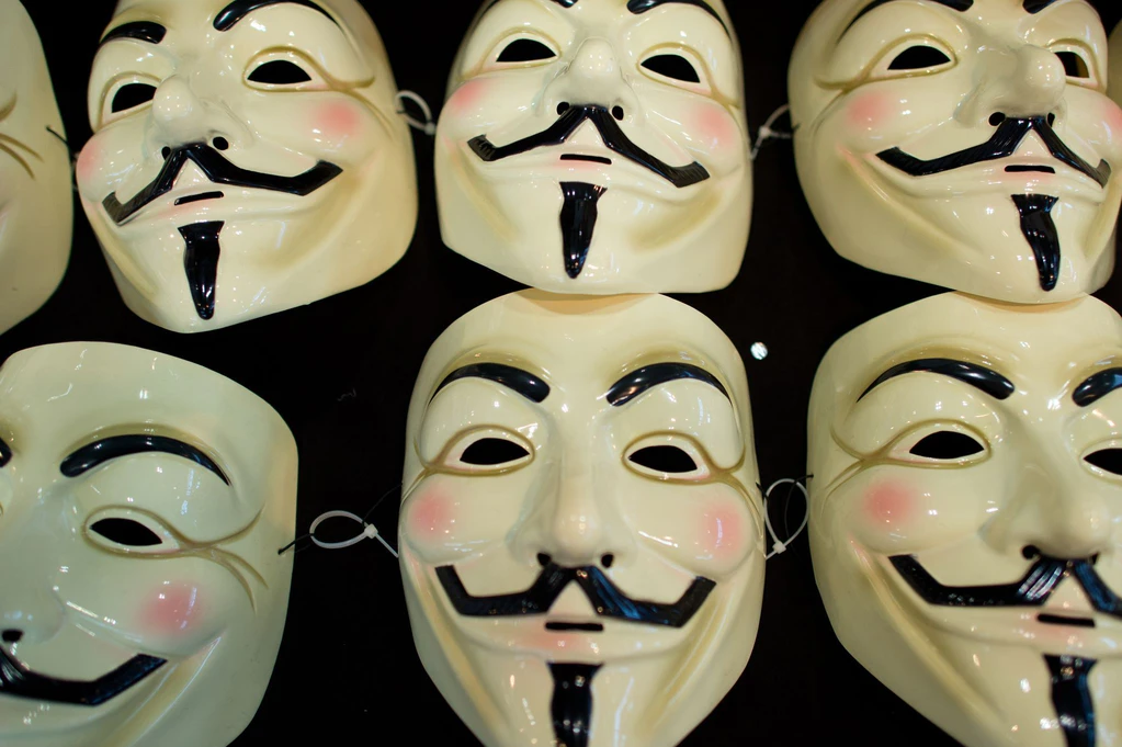Einer der Täter trug eine sogenannte Guy-Fawkes-Maske. (Archivbild) — © picture alliance / dpa