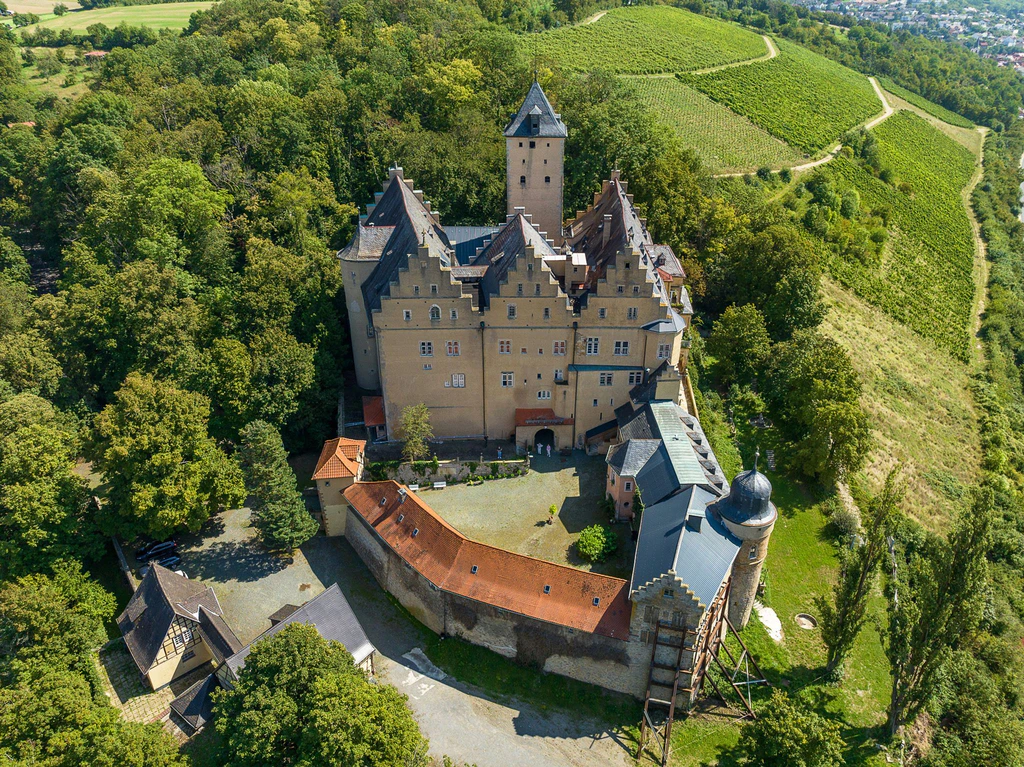 Sommerlicher Blick auf Schloss Mainberg bei Schweinfurt (Luftaufnahme mit einer Drohne). Die Gemeinde Schonungen in der Nähe von Schweinfurt sucht einen neuen Besitzer für das Schloss Mainberg, in dem Gunter Sachs geboren wurde. — © -/DSK Deutsche Stadt- und Grundstücksentwicklungsgesellschaft mbH/dpa