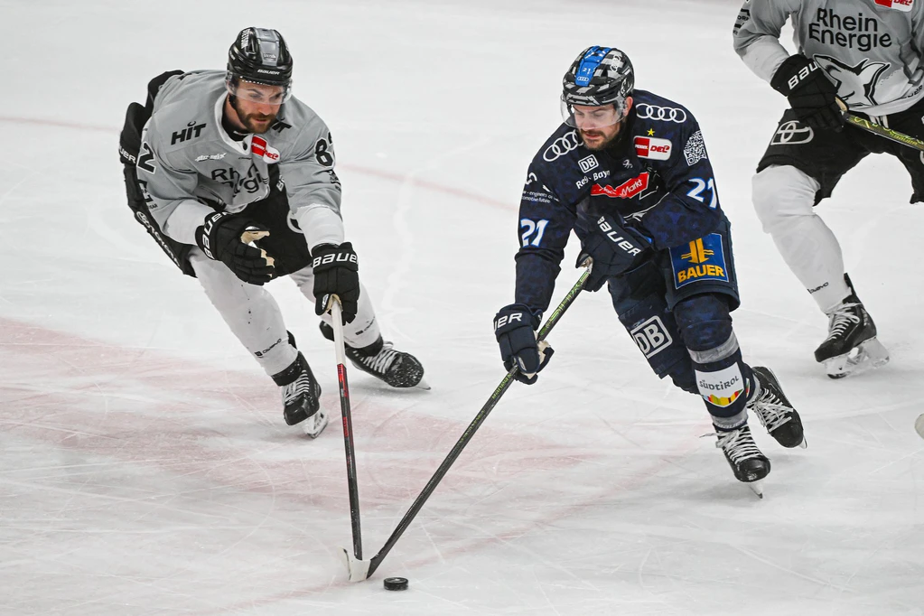 Die Kölner Haie mit Alexandre Grenier (l) verpassten gegen den ERC Ingolstadt um Wayne Simpson (r) den Einzug ins Finale nach Spiel fünf. — © Armin Weigel/dpa