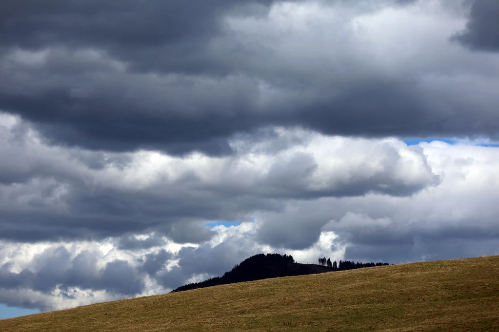 Das Wetter in Bayern zeigt sich zum Beginn der Osterferien von seiner wechselhaften Seite. Teils kann es auch gewittern. (Symbolbild) — © Karl-Josef Hildenbrand/dpa