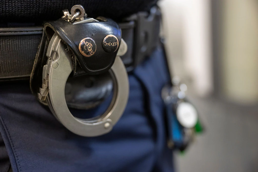 Gegen den 19-Jährigen ermittelt die Polizei wegen tätlichen Angriffs und Widerstand gegen
Polizeibeamte. (Symbolbild) — © Peter Kneffel/dpa