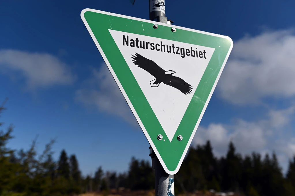 Zwei Motorradfahrer waren in einem Naturschutzgebiet unterwegs. (Symbolbild) — © Uli Deck/dpa