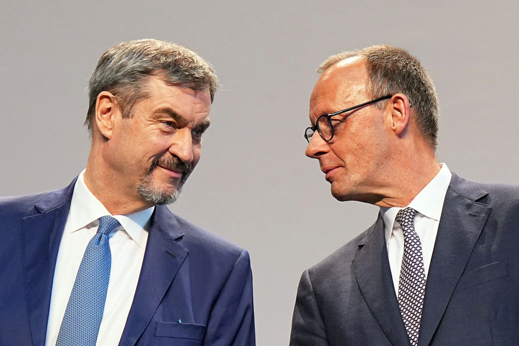 CSU-Chef Söder rechnet mit der Wahl von Friedrich Merz zum neuen Bundeskanzler am 6. Mai. Einen Tag vorher könne der Koalitionsvertrag unterschrieben werden. (Archivbild) — © Michael Kappeler/dpa