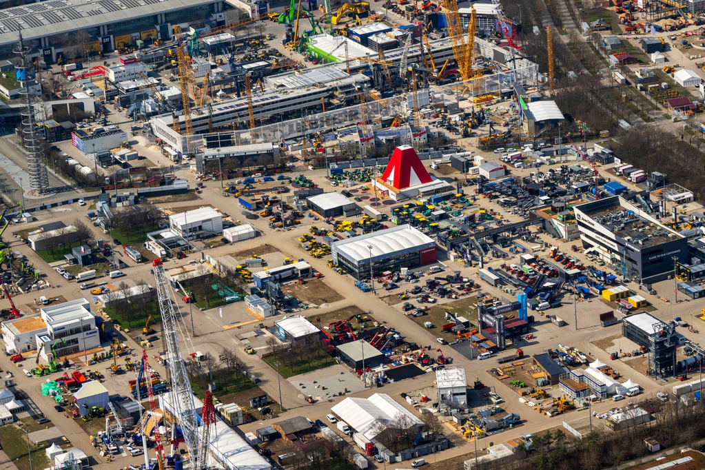 Aus der Luft sieht man das riesige Gelände, das sich dieses Jahr über 614.000 Quadratmeter erstreckte. — © Peter Kneffel/dpa