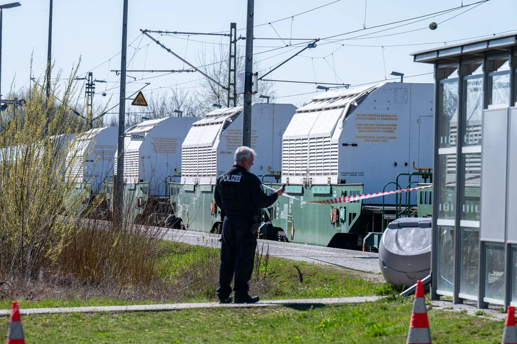 Im Bahnhof von Wörth an der Isar stoppte ein aus Niedersachsen kommender Castor-Transport.  — © Armin Weigel/dpa
