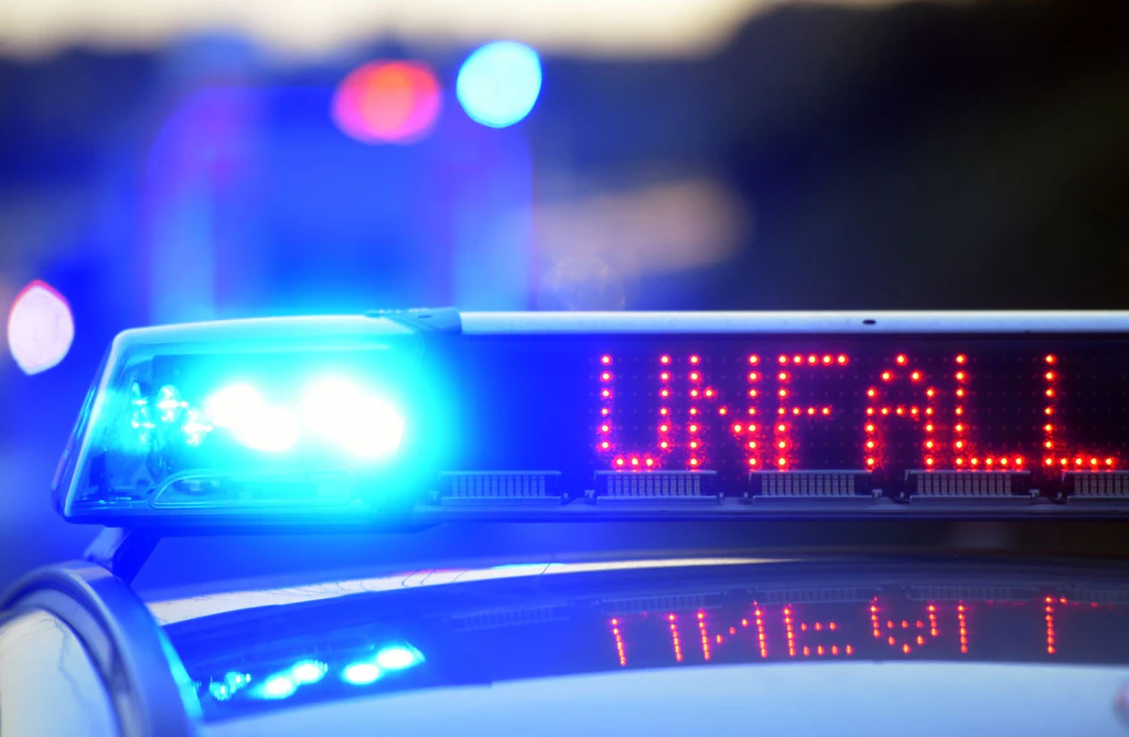 Nach einer Kollision seines Wagens mit einem Lkw stirbt ein 43-jähriger Autofahrer noch am Unfallort. (Symbolbild) — © Stefan Puchner/dpa
