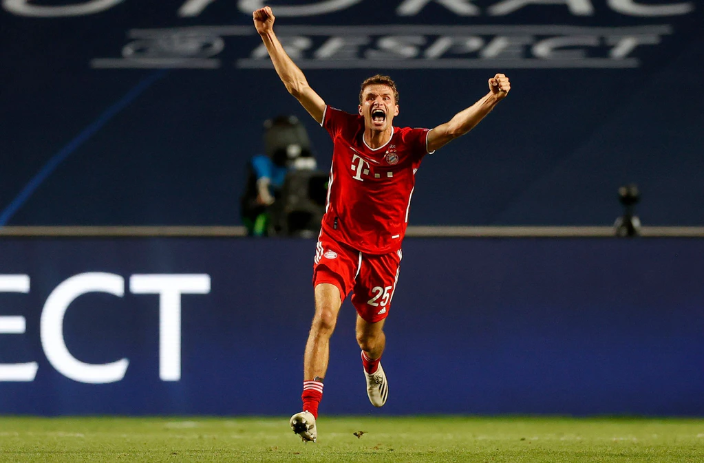 Jubelbilder von Thomas Müller wie hier nach dem Champions-League-Gewinn 2020 symbolisieren seine Bayern-Karriere. — © Matthew Childs/Pool Reuters/AP/dpa