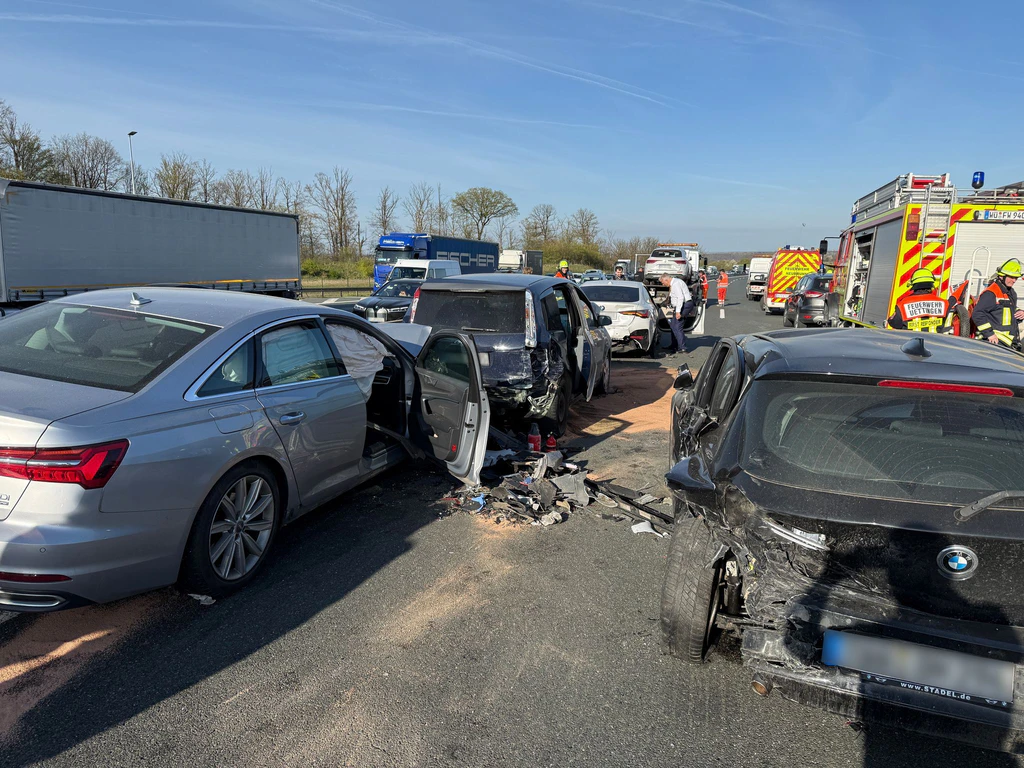 Insgesamt rund zwei Dutzend Fahrzeuge waren am Freitag bei den Unfällen auf der A3 beteiligt. (Archivbild) — © Ferdinand Merzbach/NEWS5/dpa