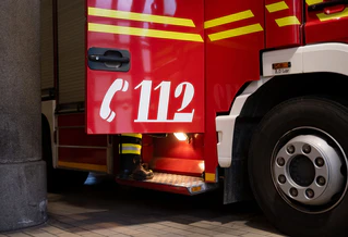 Wegen eines Küchenbrands am Donnerstagabend rückte die Feuerwehr in Rosenheim an. (Symbolbild) — © Niklas Treppner/dpa