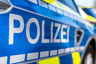 In Niederbayern wurde eine Frau überfahren, wie die Polizei mitteilte. (Symbolbild) — © David Inderlied/dpa