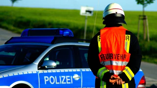 Polizei Feuerwehr Auto — © Rico Löb auf Pixabay
