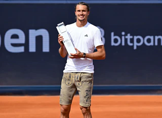 Siegerpose mit Lederhose: Alexander Zverev gewinnt in München. — © Sven Hoppe/dpa