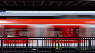 Am Münchner Flughafen ist ein Senior mit seinem Gehstock in der Türe einer S-Bahn steckengeblieben. Der Mann hält am Stock fest und wird mitgeschleift. (Symbolbild) — © Sven Hoppe/dpa