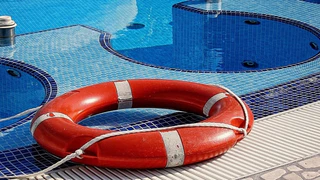Rettungsring Schwimmen Freibad Schwimmbad — © MichaelM auf Pixabay