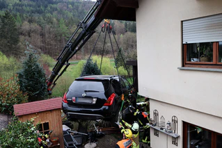Nach dem Unfall wurde das Auto mit einem Kran gehoben. — © Ralf Hettler/dpa