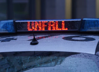Auf der A8 hatte ein 30-Jähriger ein Stauende übersehen. Es kam zum Unfall. (Symbolbild) — © Marcus Brandt/dpa