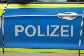 Ein Mann soll in Fürth einen Polizeibeamten gebissen haben. — © Jan Woitas/dpa