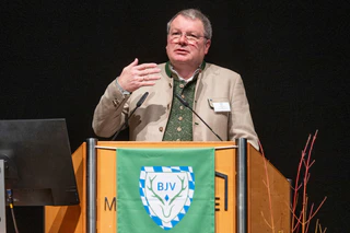 Das BJV-Präsidium unter Präsident Ernst Weidenbusch ist beim Landesjägertag mit 95 Prozent Zustimmung der Mitglieder entlastet worden. (Archivbild) — © Armin Weigel/dpa