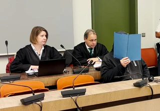 Die Verteidigung neben dem Angeklagten: Nach einer Messerattacke auf zwei Männer wird vor dem Landgericht München I ein Urteil erwartet. (Archivbild) — © -/München.TV/dpa