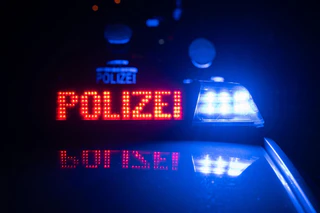 Die Einsatzkräfte sperrten die A7 zunächst in beide Richtungen. (Symbolbild) — © Marijan Murat/dpa