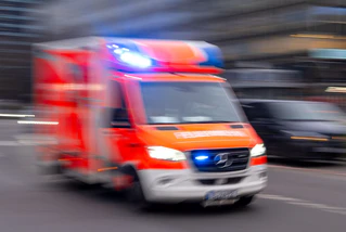 Der 59-Jährige wird nach dem Sturz in ein Krankenhaus gebracht. (Symbolbild) — © Monika Skolimowska/dpa