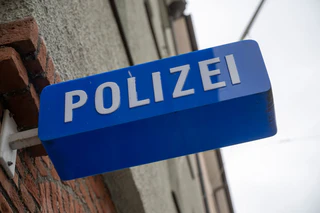 Die Polizei geht davon aus, dass die Werbetafel das Schussgeräusch erzeugt hat. (Symbolbild)  — © Peter Kneffel/dpa